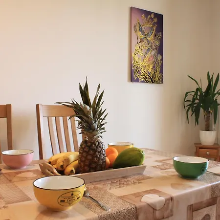 Three Little Birds 아파트