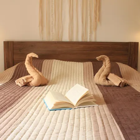 Three Little Birds 아파트