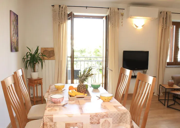 Three Little Birds 아파트