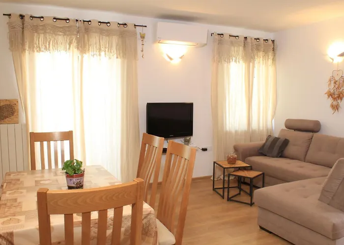 Three Little Birds 로비니