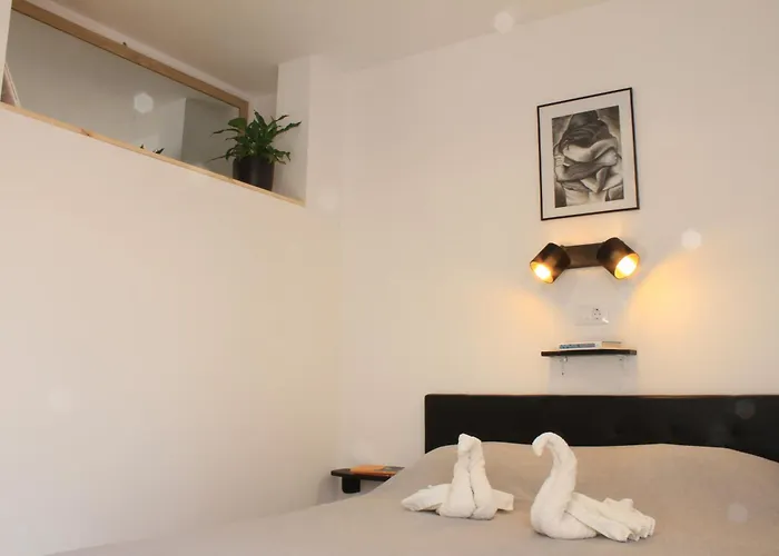 Three Little Birds 로비니