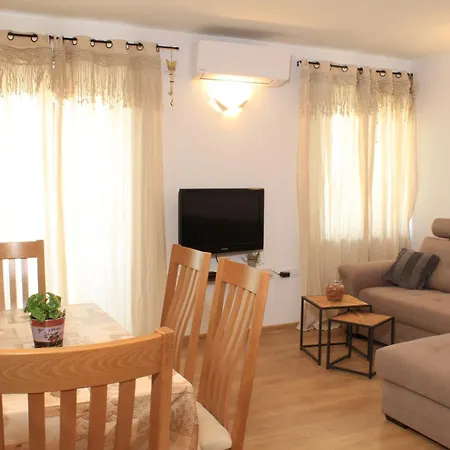 Three Little Birds Ρόβινι